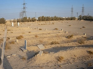 منظر عام لقبور جماعية لرجال المقاومة الكويتية أبان الأحتلال العراقي في مقبرة الرقة
