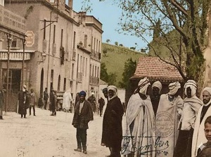 صورة لأحد شوارع سوق أهراس في الجزائر في الحقبة الاستعمارية ويبدو الأهالي بأزيائهم الشعبية .