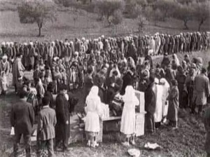 توزيع الإعانات الغذائية على اللاجئين الجزائريين في غار الدماء في 26يناير 1958 نقلا عن صحفة تاريخ وذكريات سوق أهراس