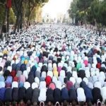 مسلمون في بلاد الغرب يصلون في إحدى مناسبات الإعياد