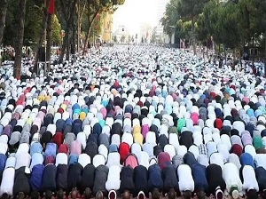 مسلمون في بلاد الغرب يصلون في إحدى مناسبات الإعياد