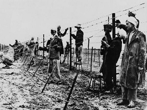 صورة نادرة لبناء خط موريس المكهرب على الحدود التونسية الجزائرية عام 1957م