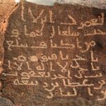 نقوش عربية أثرية على الجبال في السعودية