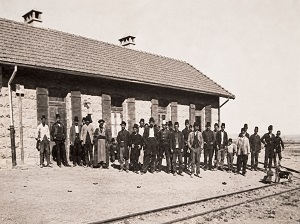 افتتاح محطة سكة حديد الحجازي في مدائن صالح سنة 1909م ويطهر بها عدد من المسافرين " محسنة بالذكاء الاصطناعي "