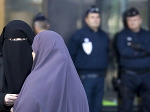 تعرض الجالية الإسلامية للاضطهاد والتمييز العنصري في الغرب