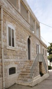 مكتبة دير الكرمليين في الضاحية الشرقية من حيفا بالقدس