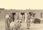 راعي الاغنام خارج مدينة الكويت الكويت وتبدو أحدى بوابات السور المحيط بالمدينة