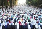 مسلمون في بلاد الغرب يصلون في إحدى مناسبات الإعياد